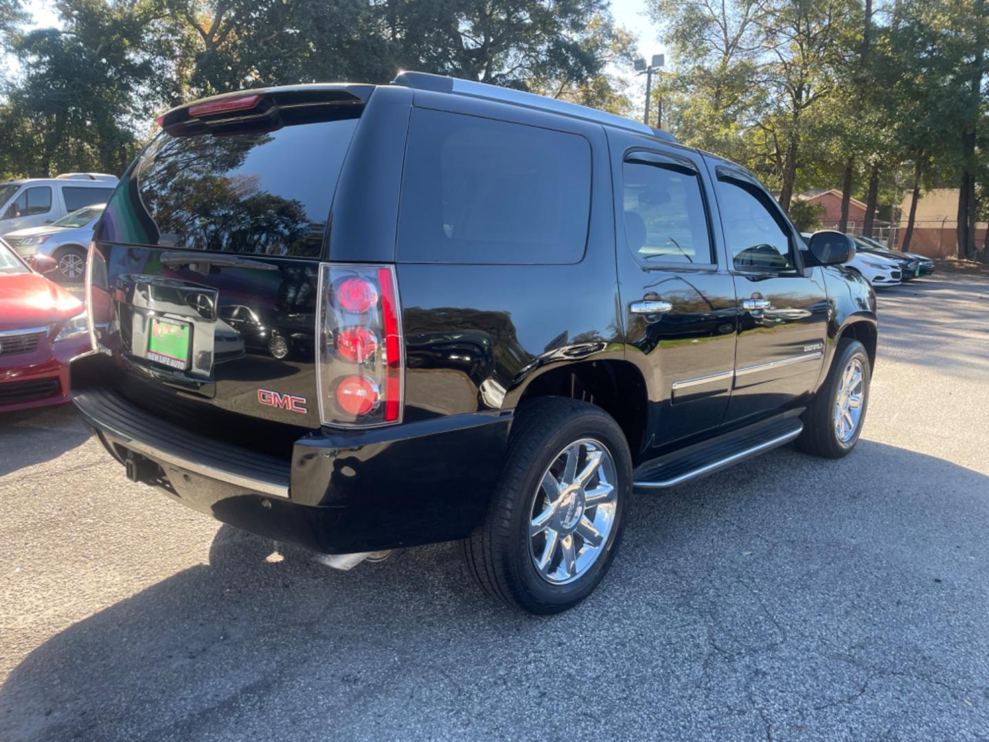 2011 BLACK GMC YUKON DENALI (1GKS2EEFXBR) with an 6.2L engine, Automatic transmission, located at 5103 Dorchester Rd., Charleston, SC, 29418-5607, (843) 767-1122, 36.245171, -115.228050 - Leather, Sunroof, Navigation, Backup Camera, CD/AUX/Sat, Dual Climate Control, Rear Climate Control, Middle Captain's Row, Power Everything (windows, locks, seats, mirrors), Memory/Cooled/Heated Front Seats, Heated Rear Seats, Power Liftgate, All-weather Mats, Running Boards, Tow Package, Chrome Whe - Photo#6